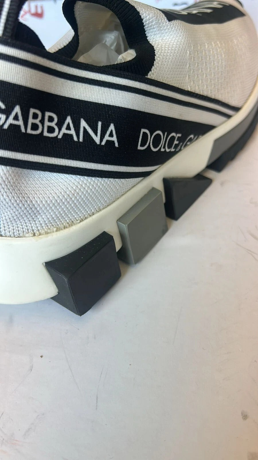 Chaussures sneakers Dolce & Gabbana Sorrento blanches et noires, style slip-on, vue de face.