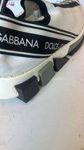Chaussures sneakers Dolce & Gabbana Sorrento blanches et noires, style slip-on, vue de face.
