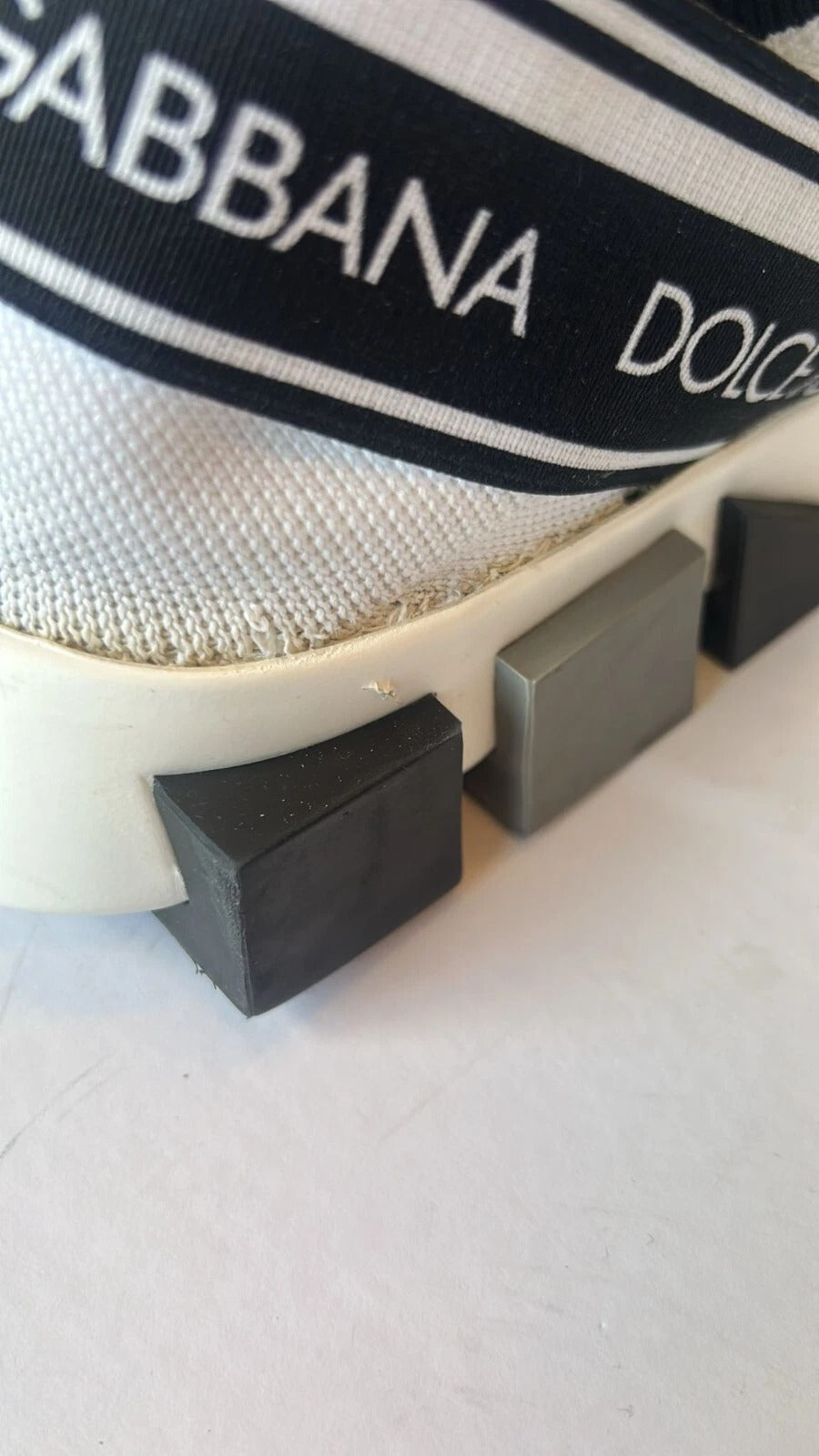Chaussures sneakers slip-on Dolce & Gabbana Sorrento blanches et noires, confortables et élégantes, vue de face.