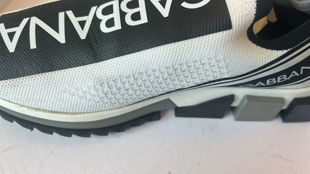 Chaussures Sneakers Dolce & Gabbana Sorrento blanches et noires, style slip-on, visibles sur la paire.