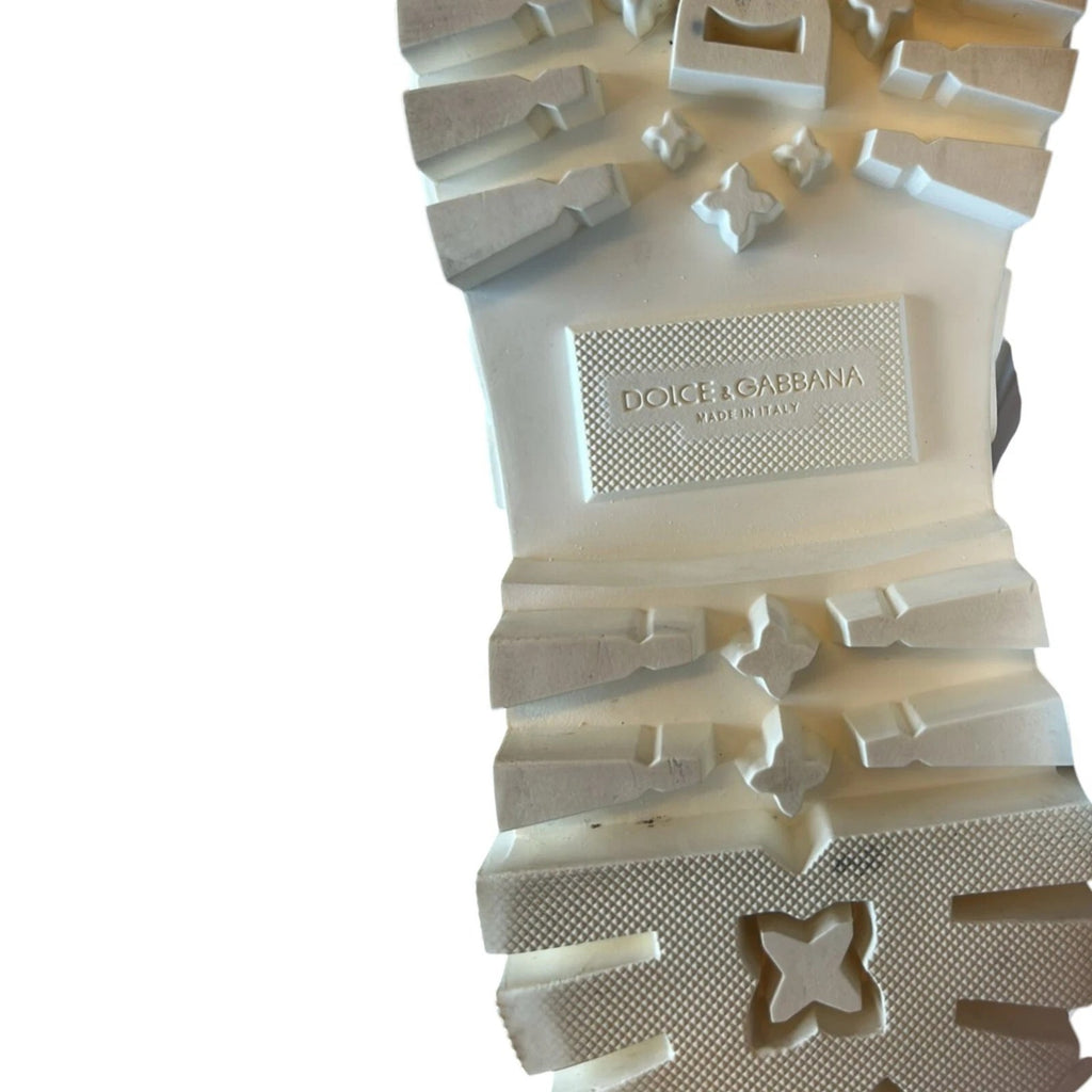 Bottes ankle blanches en cuir et caoutchouc Dolce & Gabbana avec logo, style élégant et moderne.