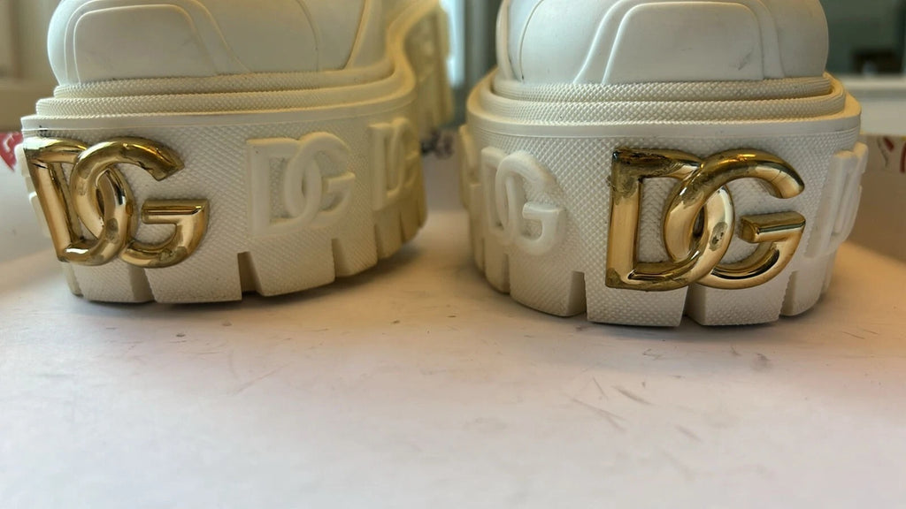 Bottes ankle en cuir blanc avec logo en caoutchouc de Dolce & Gabbana, chaussures élégantes et modernes.
