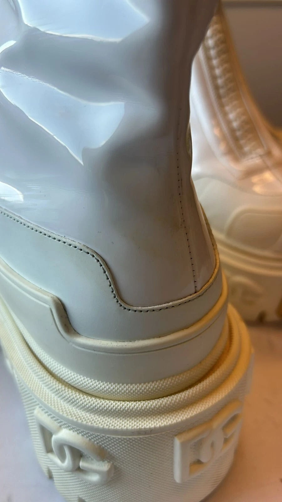 Bottines blanches en cuir et caoutchouc Dolce & Gabbana avec logo, semelle robuste, style chic et moderne pour femme.