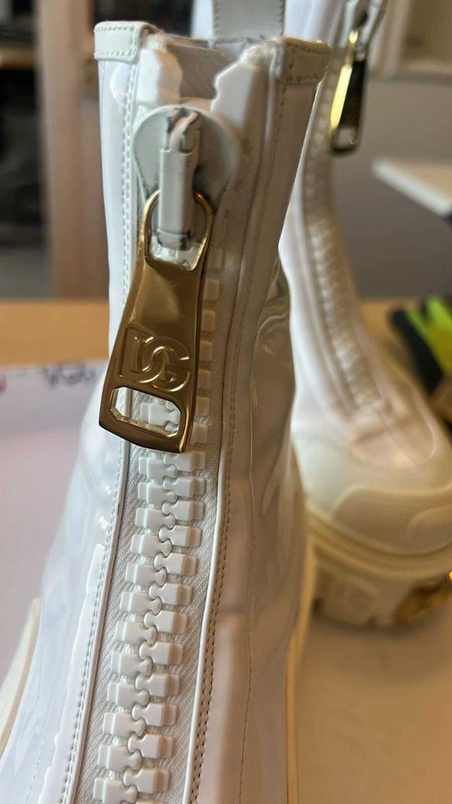 Bottes ankle en cuir blanc avec logo en caoutchouc Dolce & Gabbana, style élégant et moderne, vue de face.