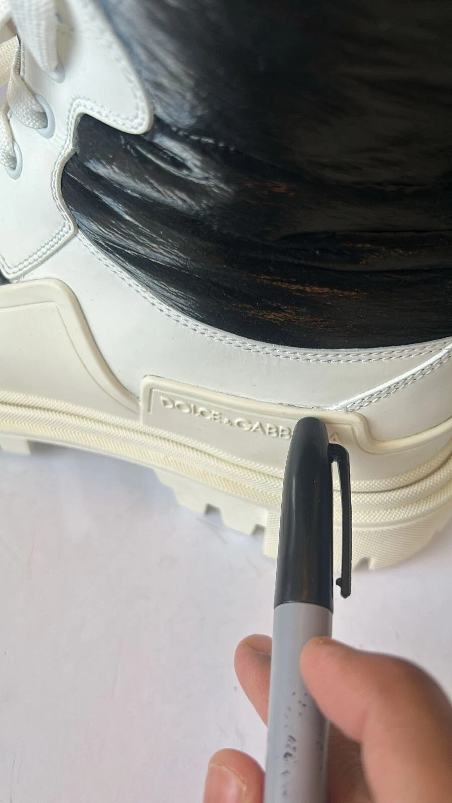 Bottes blanches en cuir rembourré Dolce & Gabbana, mi-mollet avec lacets, chaussures élégantes et tendance.