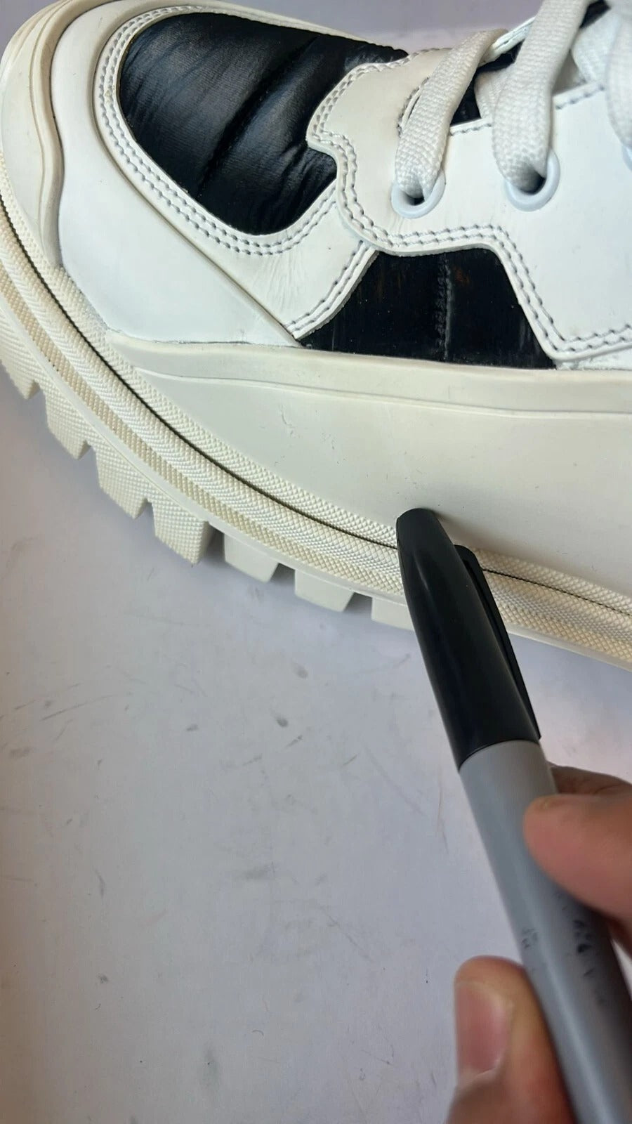 Chaussures Dolce & Gabbana blanches, bottines mi-mollet rembourrées, à lacets, mode élégante et tendance.