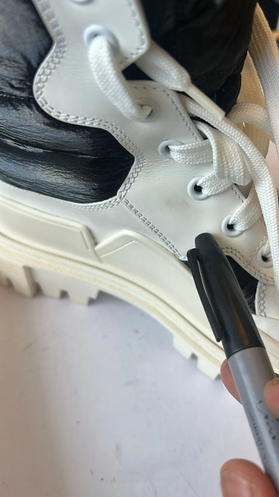 Bottes blanches Dolce & Gabbana en cuir rembourré mi-mollet avec lacets, style élégant et tendance.