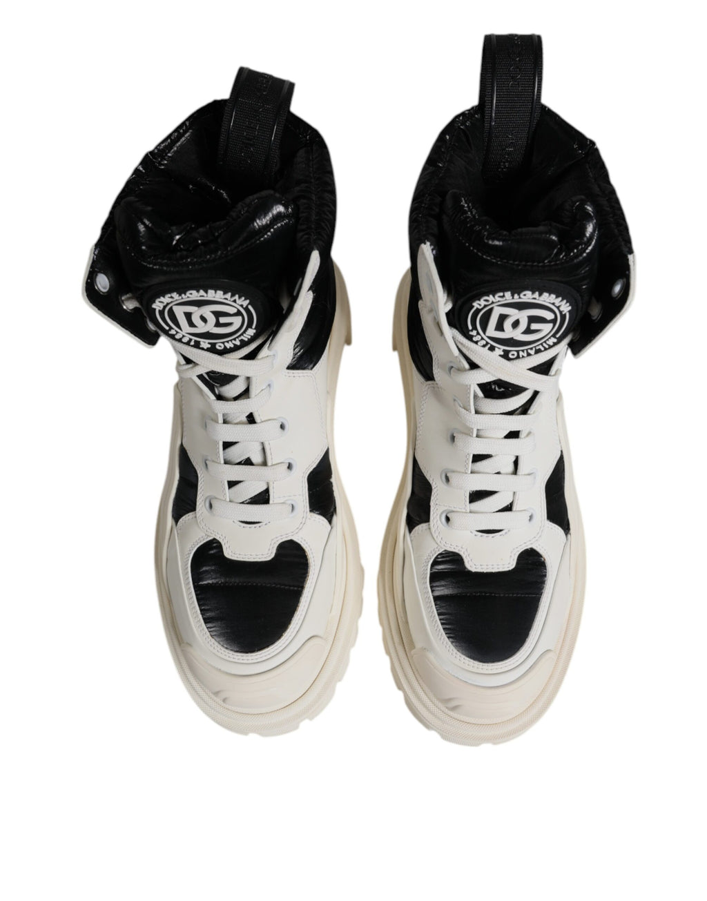 Bottes mi-mollet blanches Dolce & Gabbana en cuir avec lacets, rembourrées et élégantes, sur fond neutre.