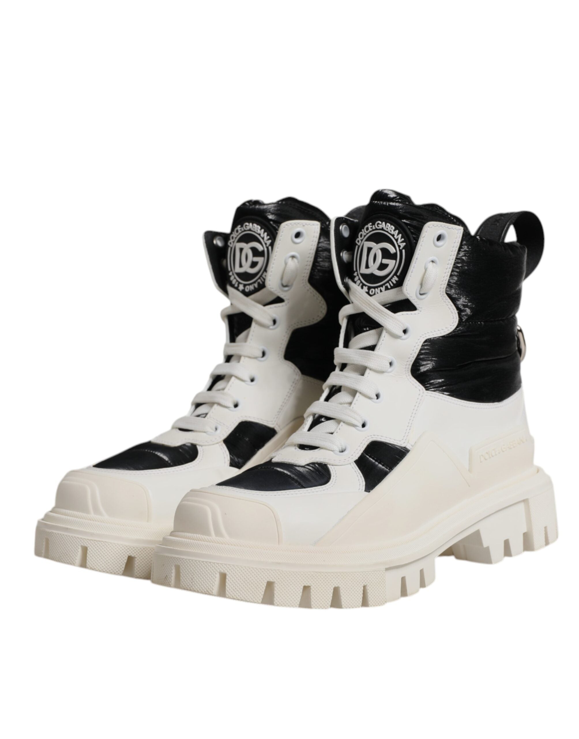 Bottes mi-mollet blanches Dolce & Gabbana en rembourrage avec lacets, style élégant et moderne.