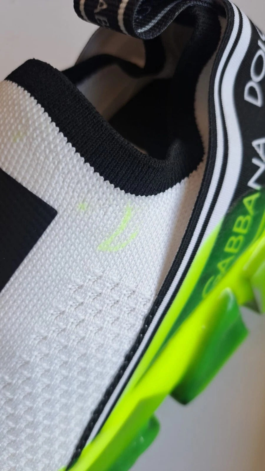 Chaussures sneakers Dolce & Gabbana Sorrento blanches et jaunes, slip-on, vue de face.