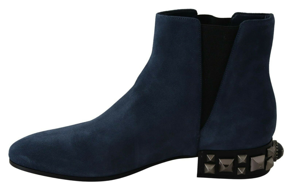 Bottes en daim bleu Dolce & Gabbana avec embellissements et clous, mode élégante et sophistiquée.