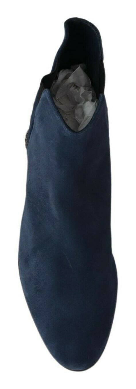 Bottes en daim bleu Dolce & Gabbana avec embellissements et clous, style élégant et sophistiqué.