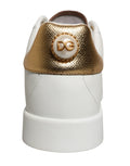 Chaussures sneakers basses blanches Dolce & Gabbana en or orné de détails décoratifs élégants.