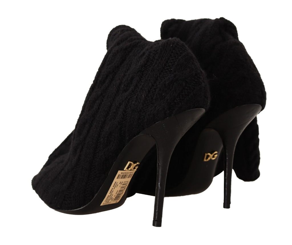 Chaussettes extensibles noires Dolce & Gabbana, mi-mollet, portées avec des bottines élégantes.