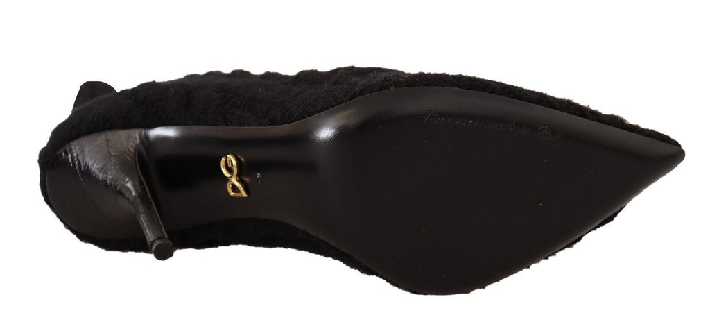 Chaussettes noires extensibles Dolce & Gabbana, portées avec des bottines hautes en cuir, vues de face.