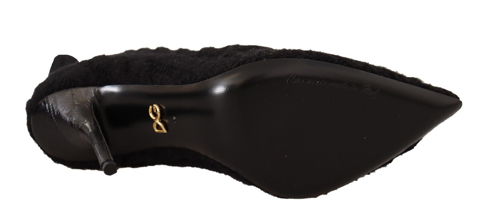 Chaussettes noires extensibles Dolce & Gabbana, portées avec des bottines hautes en cuir, vues de face.