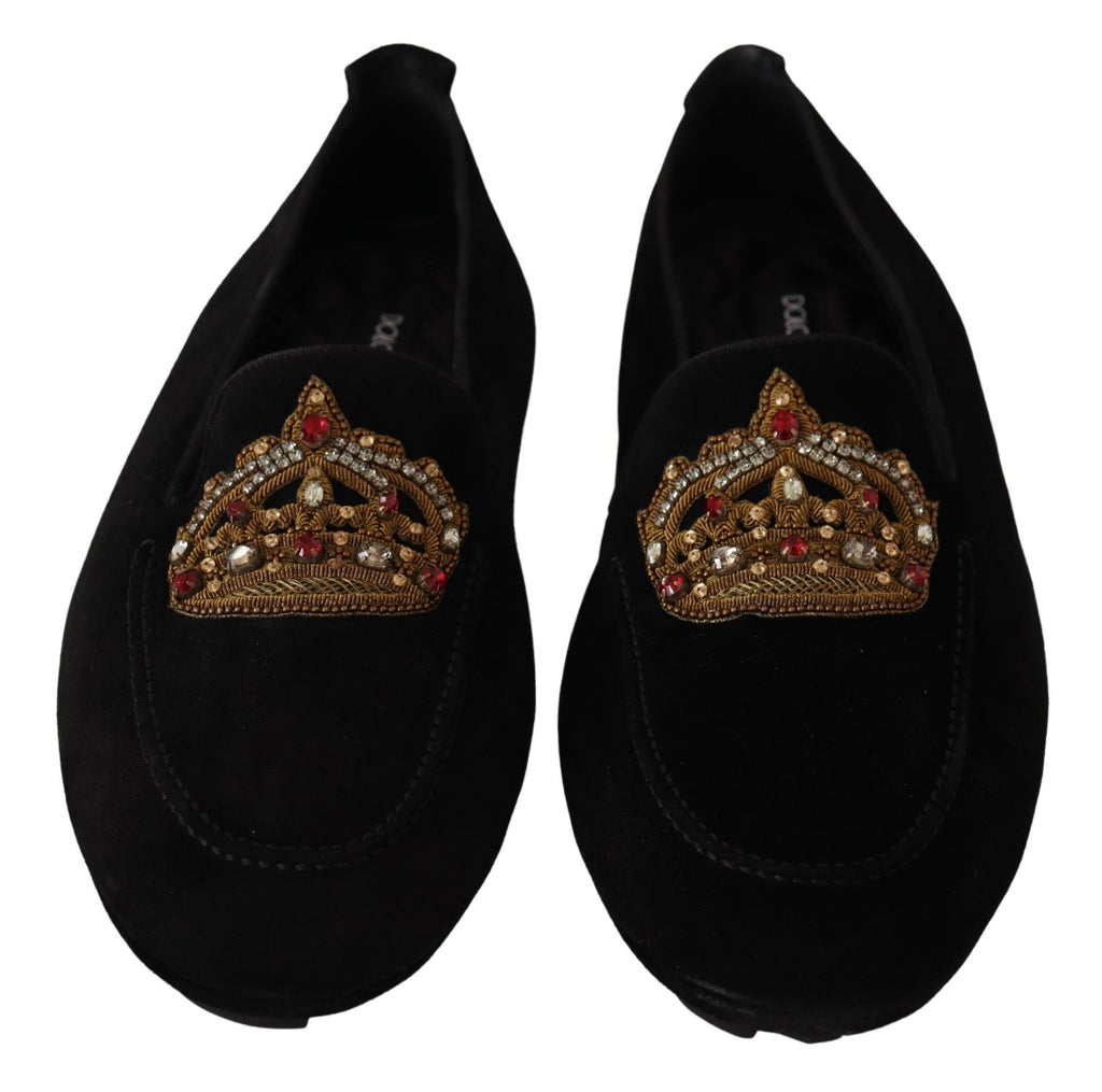 Chaussures Dolce & Gabbana en cuir noir avec cristaux et détails en or, style mocassins couronne élégants et sophistiqués.