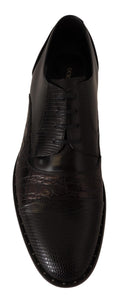 Chaussures formelles en cuir noir avec motifs exotiques de Dolce & Gabbana, élégantes et sophistiquées.
