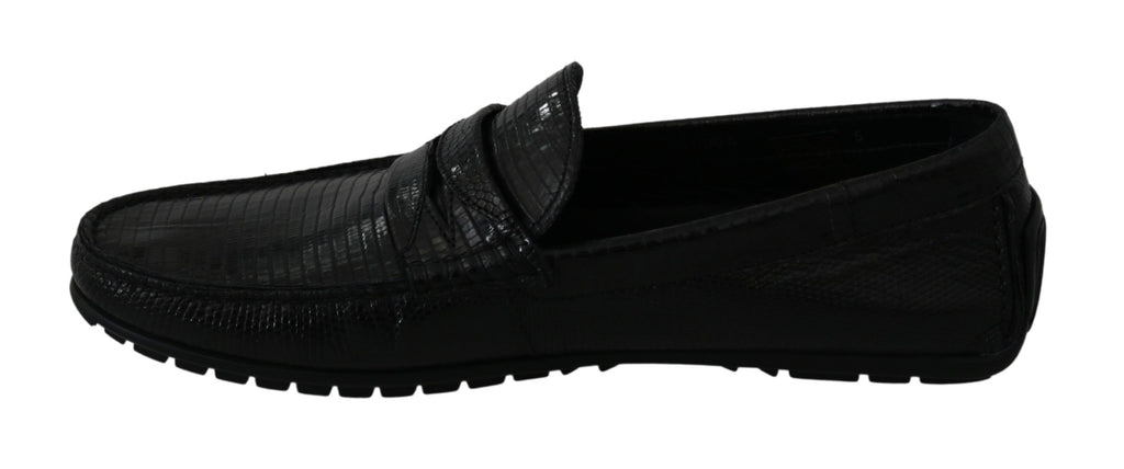 Chaussures mocassins plats en cuir de lézard noir Dolce & Gabbana, élégantes et sophistiquées, vues en gros plan.