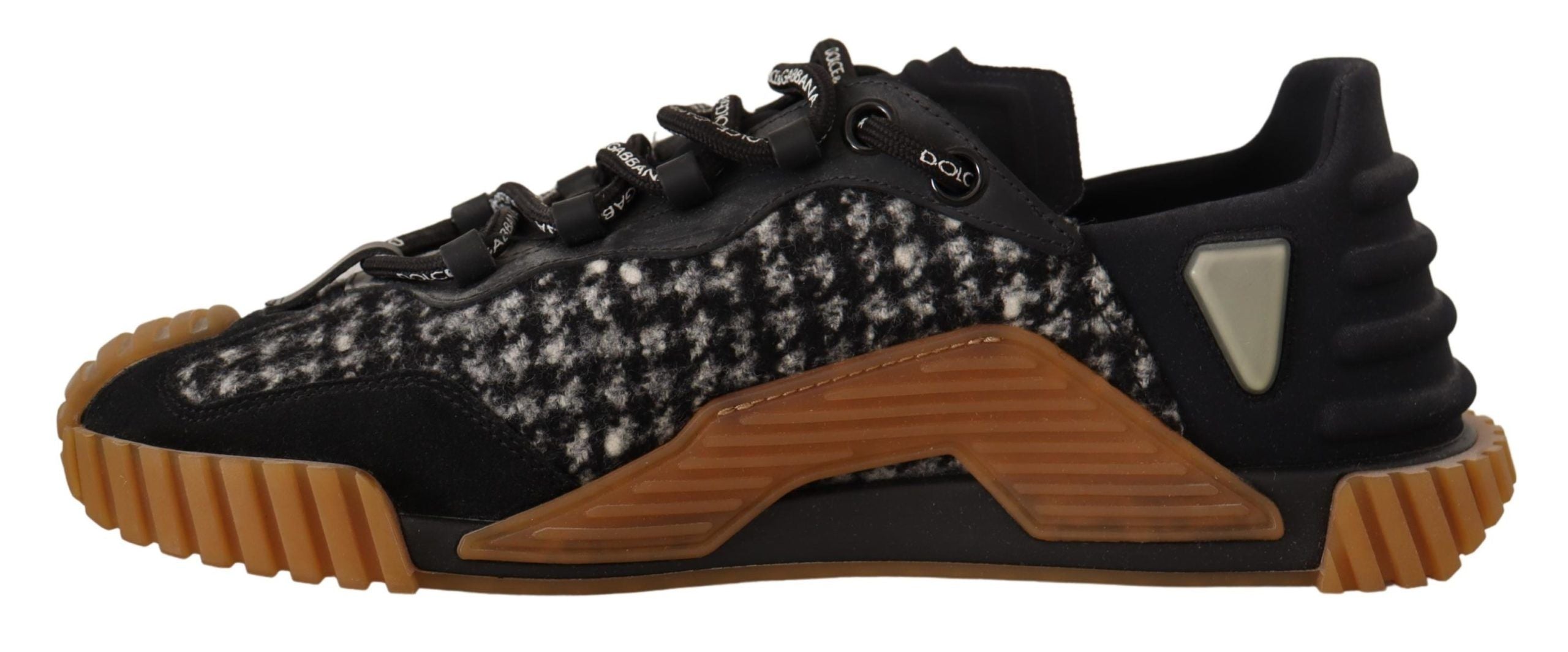 Sneakers en tissu noir et blanc Dolce & Gabbana avec laçage, style décontracté et tendance, vue de face.