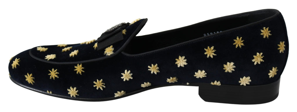 Pantoufles Dolce & Gabbana en velours bleu avec motif couronne, chaussures loafers élégantes pour femme.