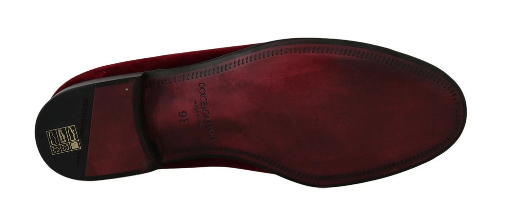 Mocassins en velours Bordeaux Dolce & Gabbana avec décoration en fer à cheval or, visibles en gros plan.