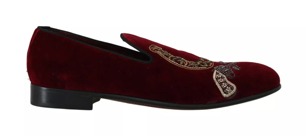 Mocassins en velours bordeaux Dolce & Gabbana avec détail en fer à cheval, vue de face sur fond blanc.