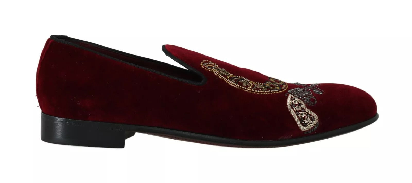 Mocassins en velours bordeaux Dolce & Gabbana avec détail en fer à cheval, vue de face sur fond blanc.