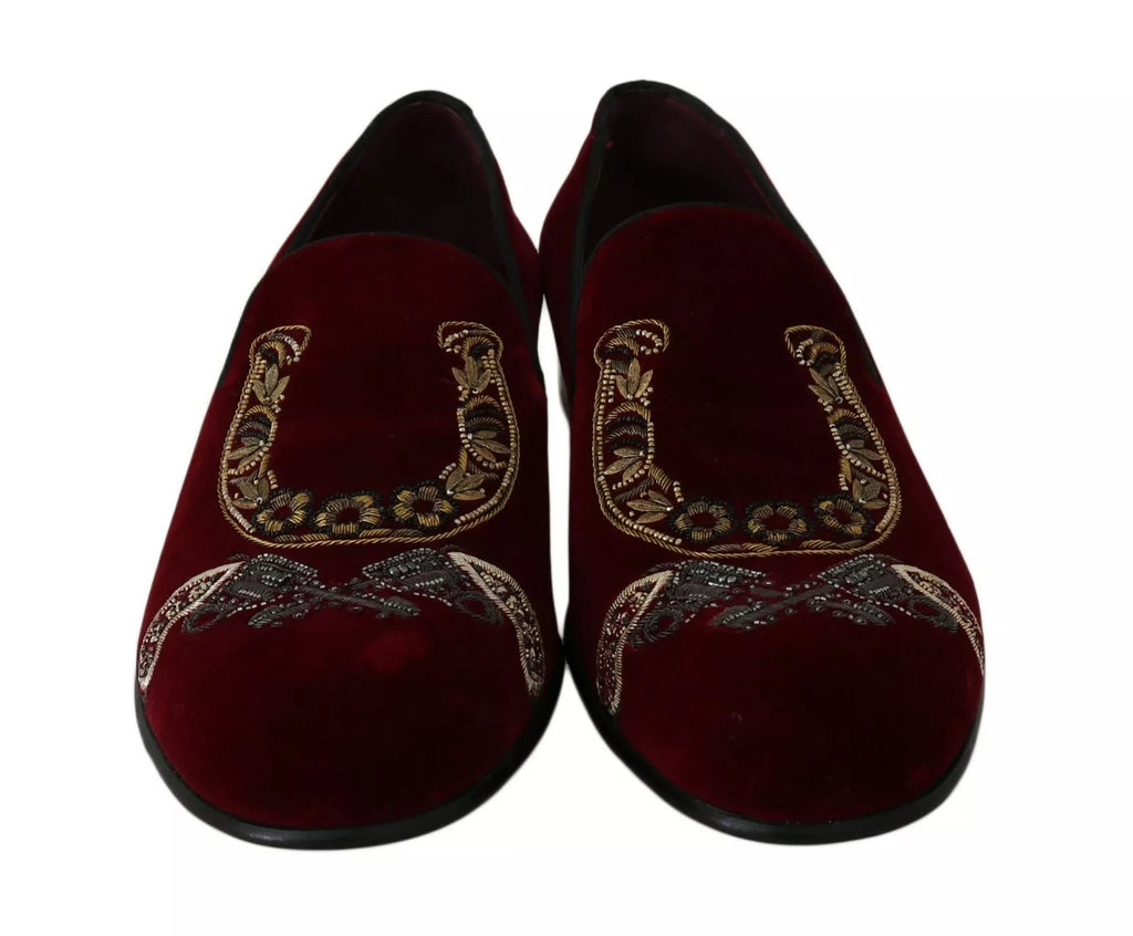 Chaussures Dolce & Gabbana en velours bordeaux avec motif de fer à cheval, loafers élégants pour homme.