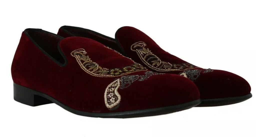 Chaussures loafers en velours bordeaux Dolce & Gabbana avec détails en fer à cheval et motif élégant, vues de face.