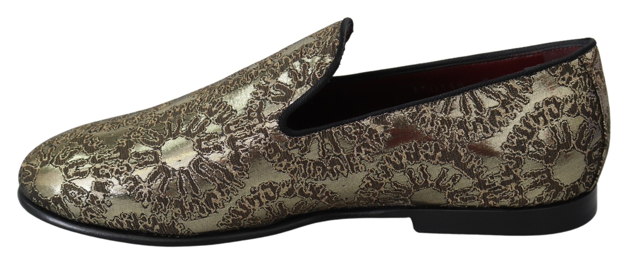 Chaussures mocassins hommes Dolce & Gabbana en jacquard doré, élégantes et confortables, vues en gros plan sur fond neutre.