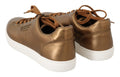 Sneakers décontractés en cuir doré Dolce & Gabbana pour hommes, style élégant et moderne, vue de face sur fond neutre.