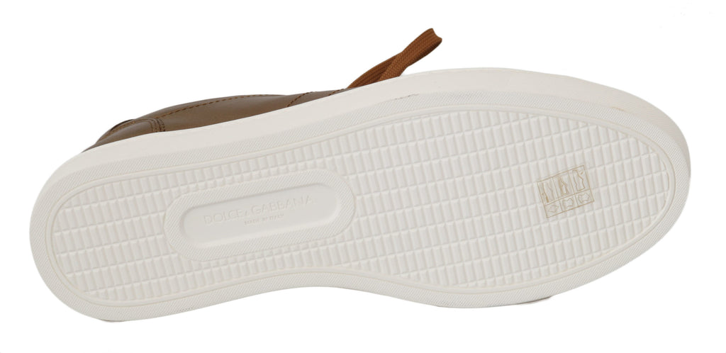 Sneakers décontractés en cuir doré Dolce & Gabbana pour homme, design élégant et style moderne visible sur l'image.
