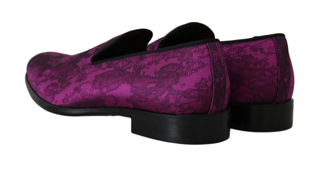 Chaussures habillées Dolce & Gabbana en jacquard violet, mocassins formels pour hommes ou femmes avec finition élégante.