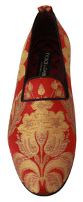 Chaussures mocassins Dolce & Gabbana en brocart rouge et or, élégantes slippers en tissu brodé pour femme.