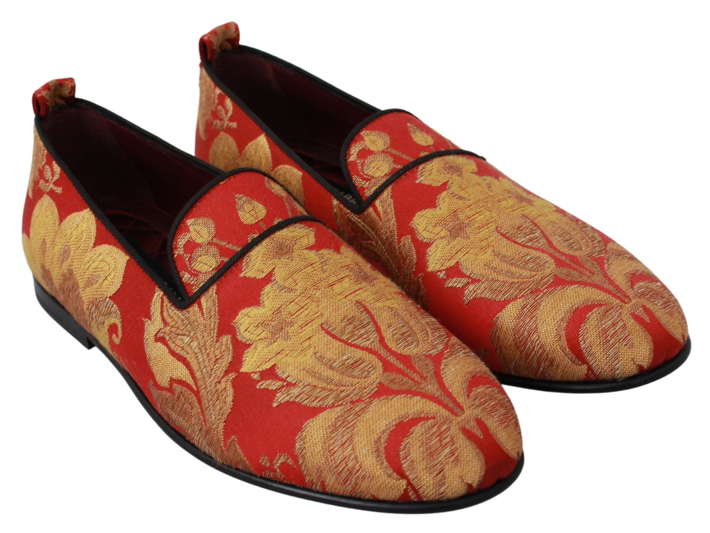 Chaussures Dolce & Gabbana, slippers en brocart rouge et or avec semelle en cuir, style élégant et luxueux.