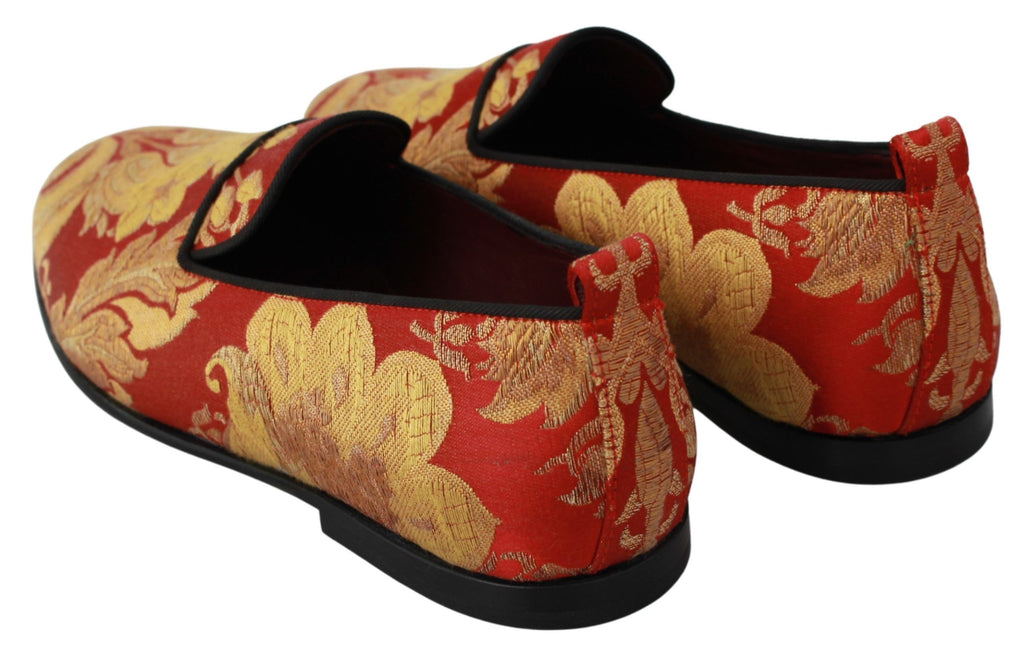 Chaussures Dolce & Gabbana en satin rouge et or avec broderie, slippers ou mocassins élégants pour femmes.
