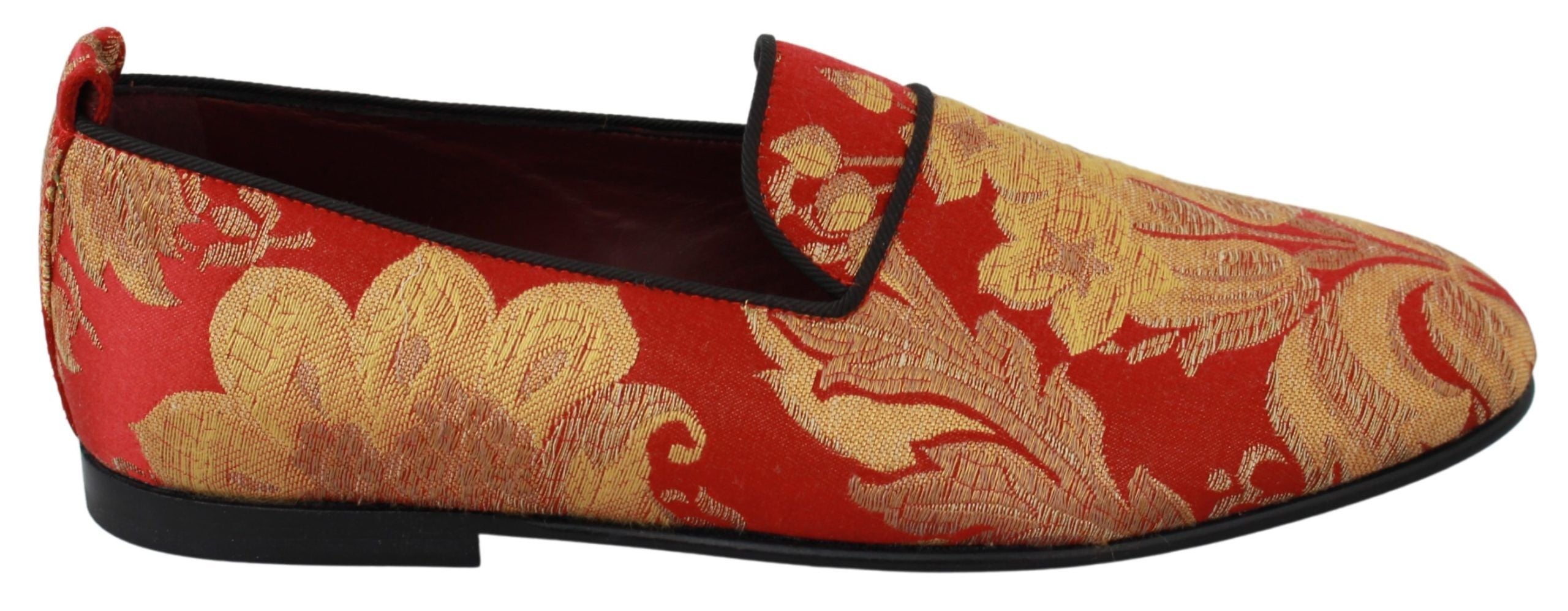 Chaussures Dolce & Gabbana en brocart rouge et or, mocassins élégants pour femme avec détails raffinés.