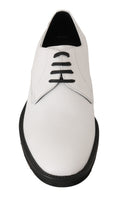 Chaussures derby en cuir blanc Dolce & Gabbana pour homme, chaussures formelles élégantes et sophistiquées.