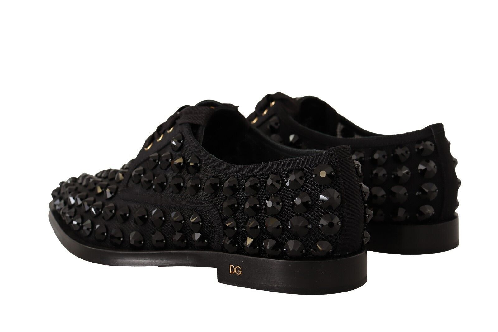 Chaussures plates formelles en cuir noir Dolce & Gabbana avec laçage et clous, parfaites pour une tenue élégante.