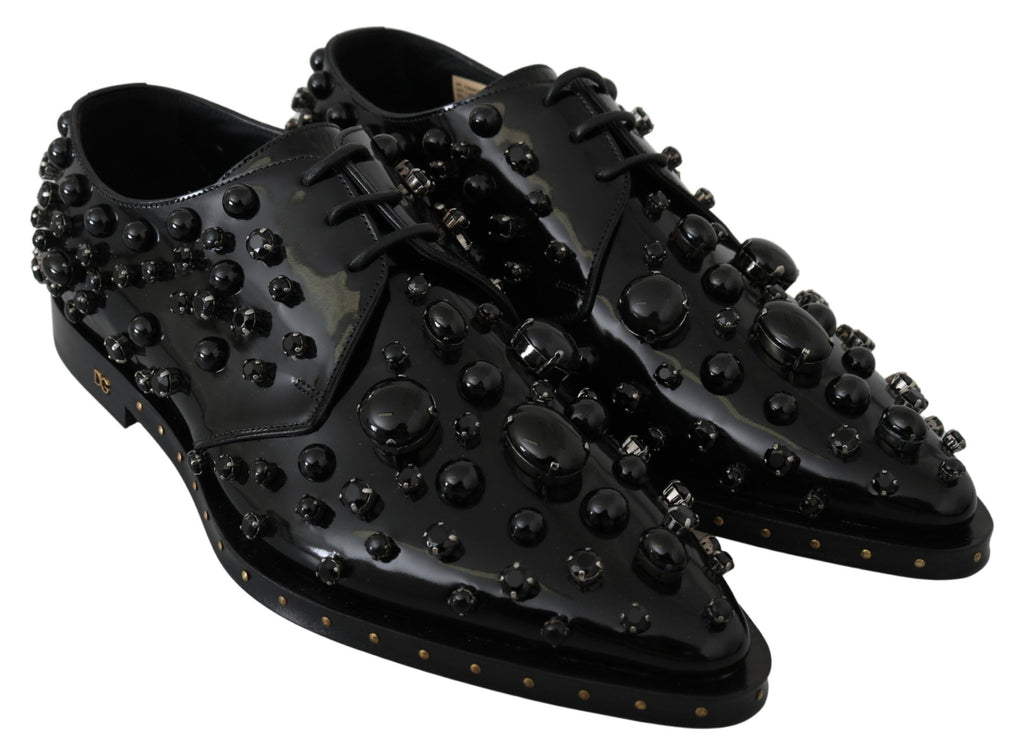 Chaussures brogue en cuir noir Dolce & Gabbana avec cristaux, élégantes et détaillées, visibles en gros plan.