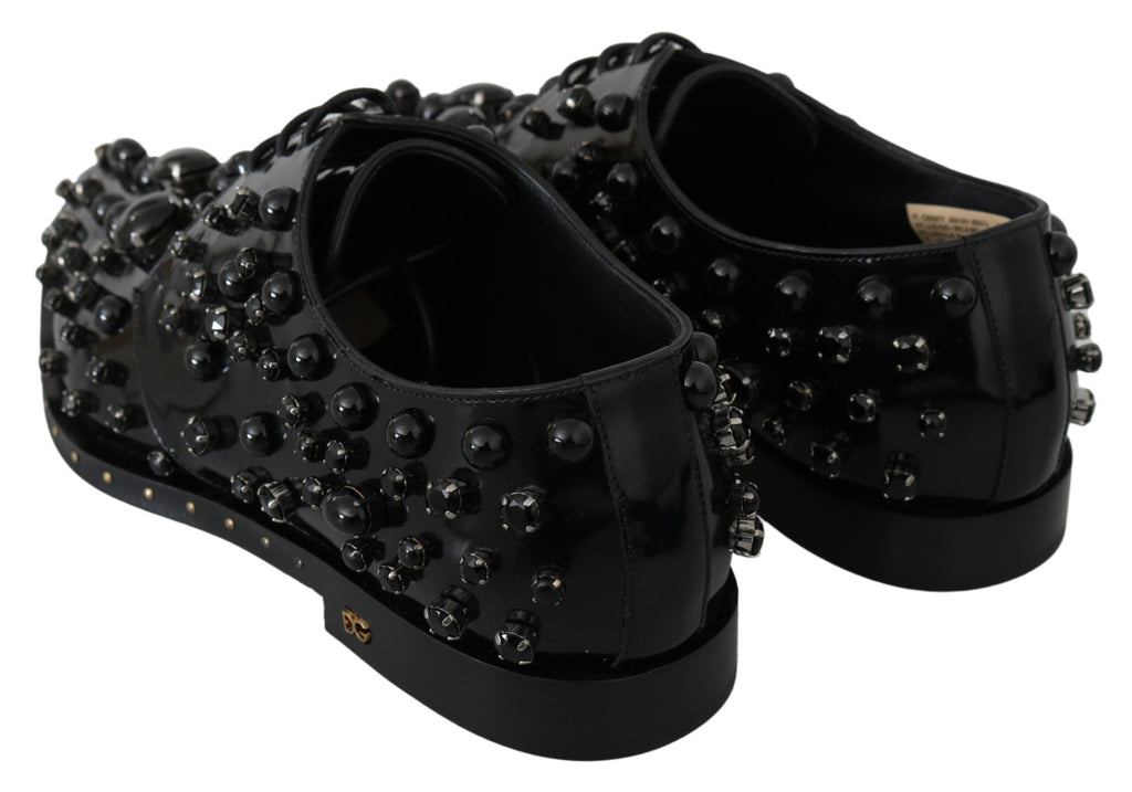 Chaussures Dolce & Gabbana en cuir noir avec cristaux, robe broquée élégante et sophistiquée.