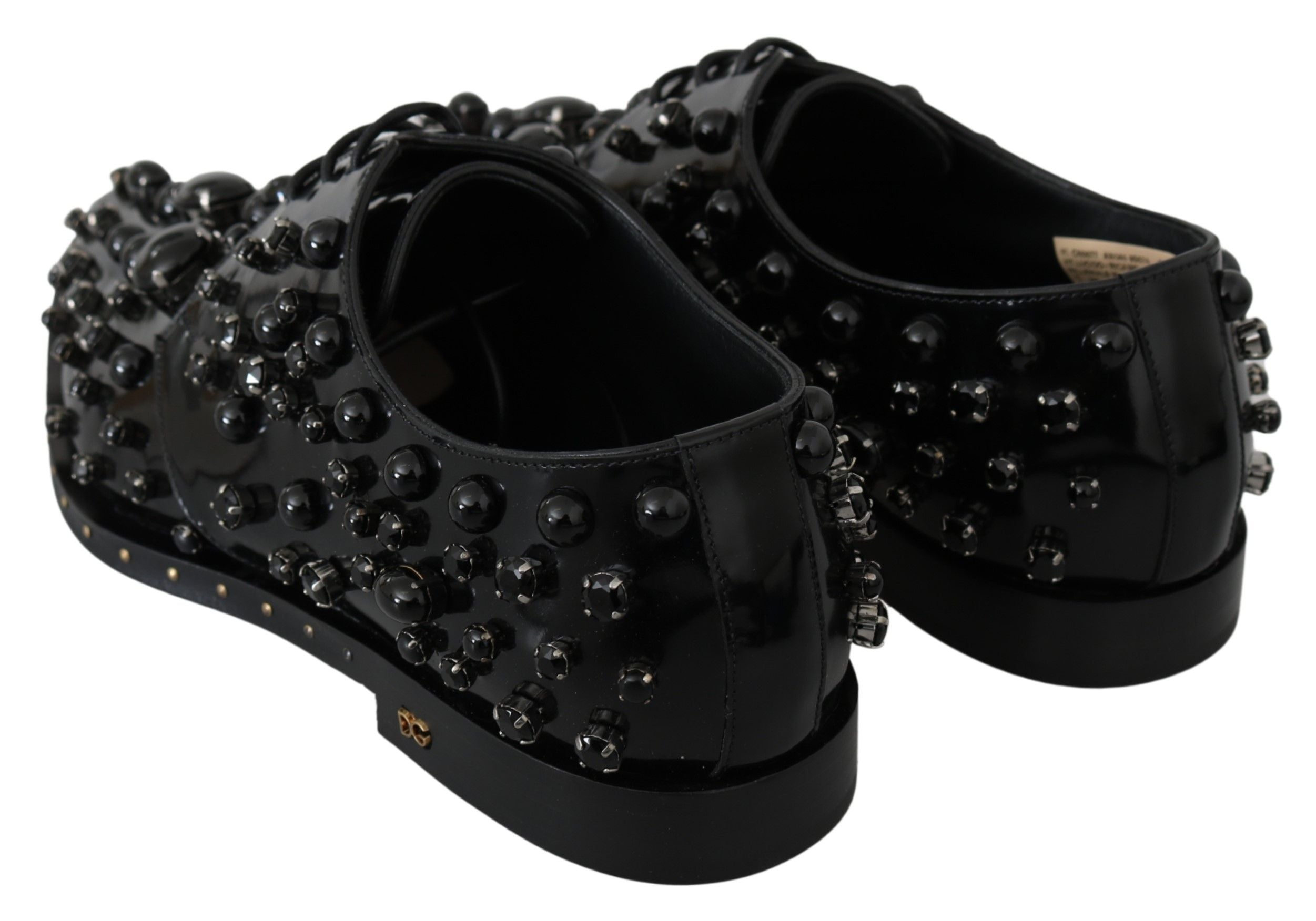 Chaussures Dolce & Gabbana en cuir noir avec cristaux, robe broquée élégante et sophistiquée.