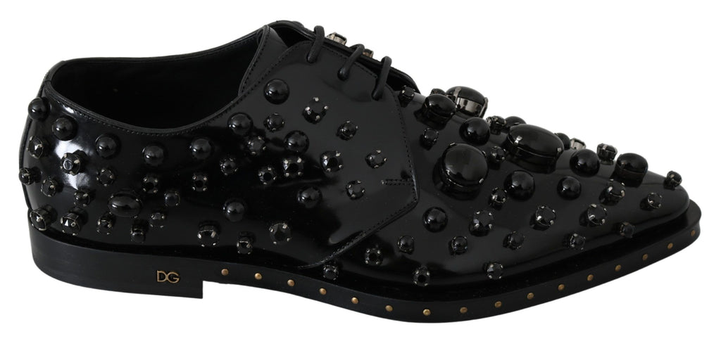 Chaussures Dolce & Gabbana en cuir noir avec cristaux, style brogue, pour femme, vue de face sur fond blanc.