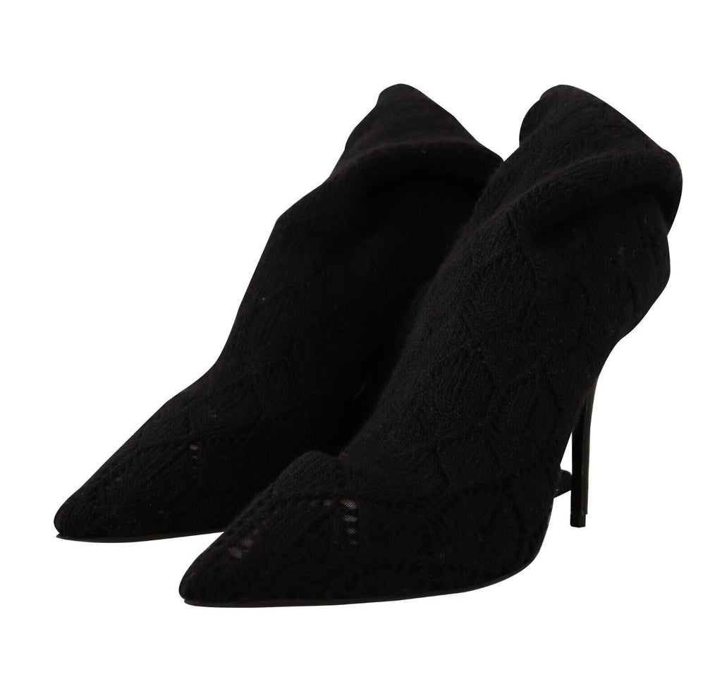 Chaussettes noires stretch Dolce & Gabbana, hautes jusqu’aux genoux, portées avec des bottines élégantes en cuir.