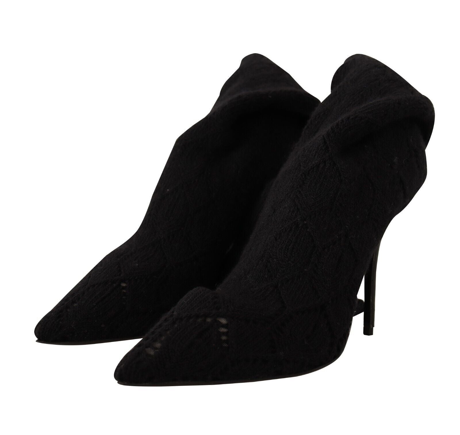 Chaussettes noires stretch Dolce & Gabbana, hautes jusqu’aux genoux, portées avec des bottines élégantes en cuir.