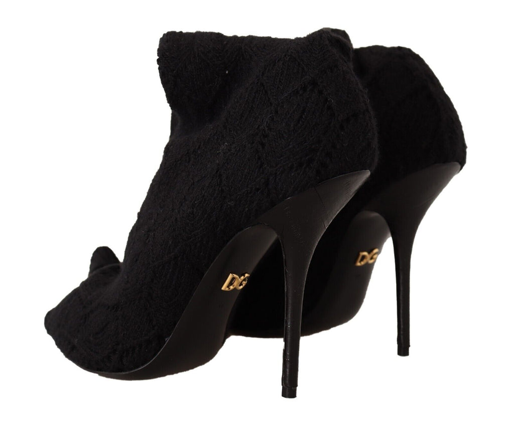 Chaussettes noires extensibles Dolce & Gabbana, portées avec des bottines montantes, vues de devant.