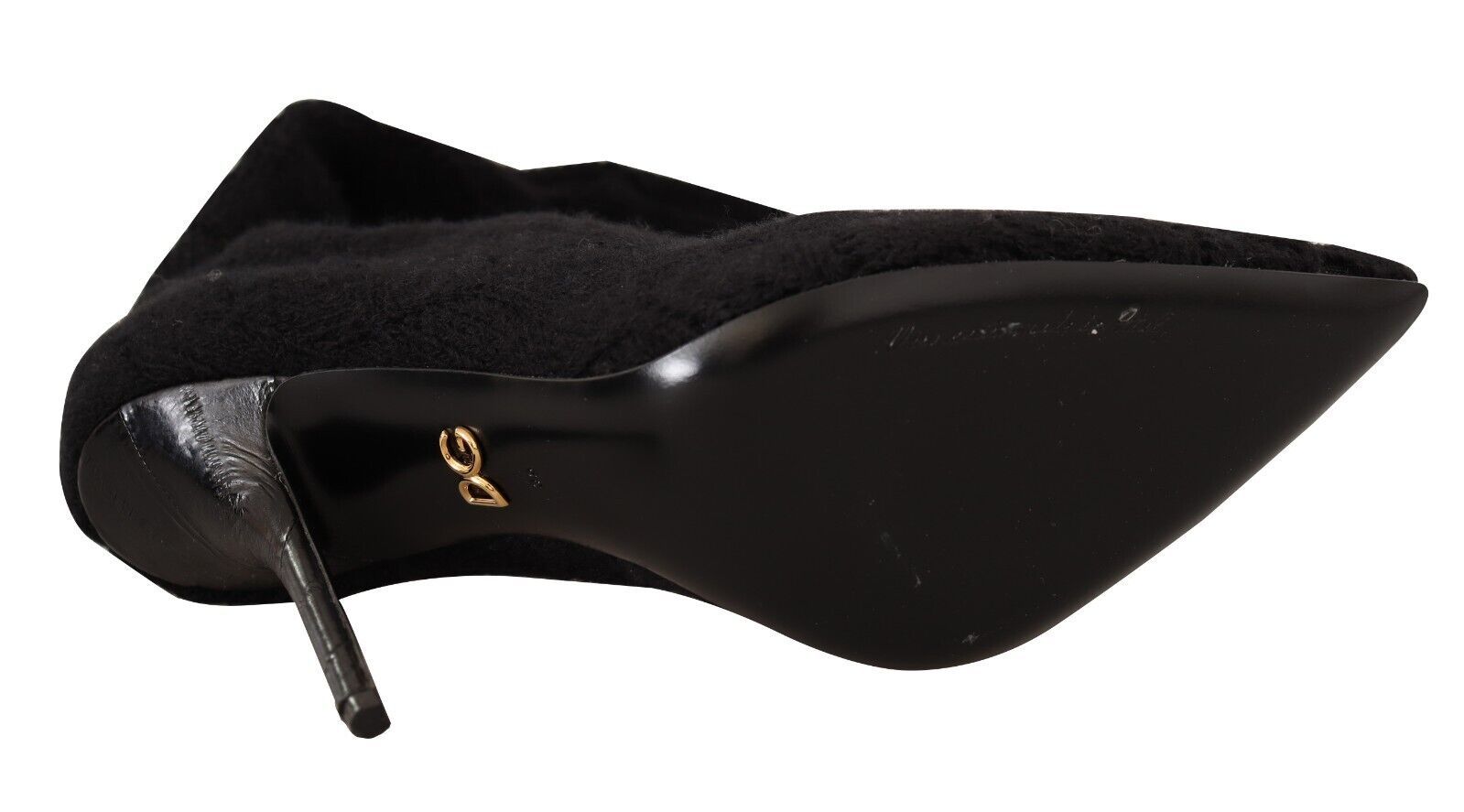 Chaussettes noires extensibles Dolce & Gabbana, portées avec des bottines hautes, vue de l'avant.