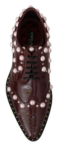 Chaussures formelles en cuir bordeaux de Dolce & Gabbana avec cristaux et perles, élégantes et sophistiquées.