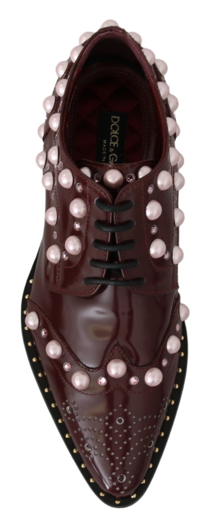 Chaussures formelles en cuir bordeaux de Dolce & Gabbana avec cristaux et perles, élégantes et sophistiquées.